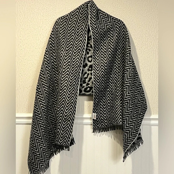 Lulla Extra wide Reversible long scarf or wrap - Picture 5 of 9